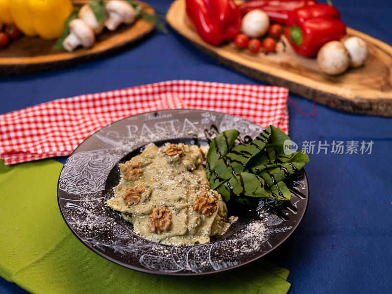 奶油酱芝麻菜和核桃馄饨