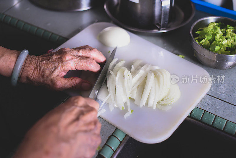 奶奶在厨房里切洋葱