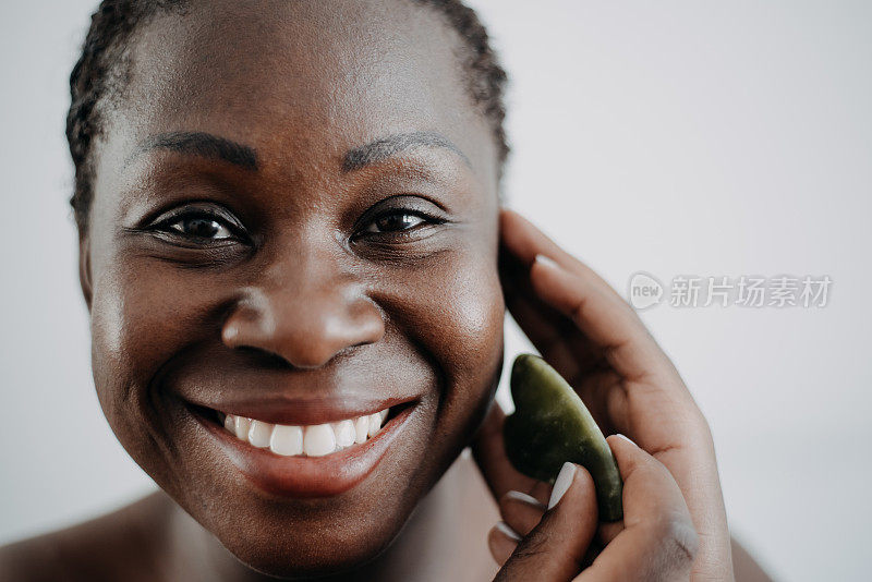 皮肤护理黑人女性皮肤护理使用刮痧石