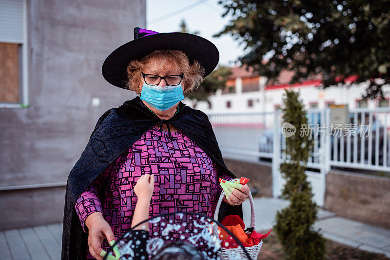 祖母穿着女巫万圣节服装在户外