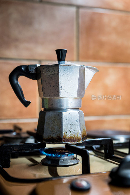早晨咖啡-意大利浓缩咖啡机在炉子上