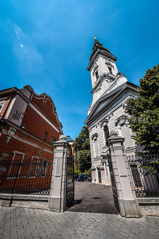 位于塞尔维亚诺维萨德中心的圣乔治大教堂庭院入口