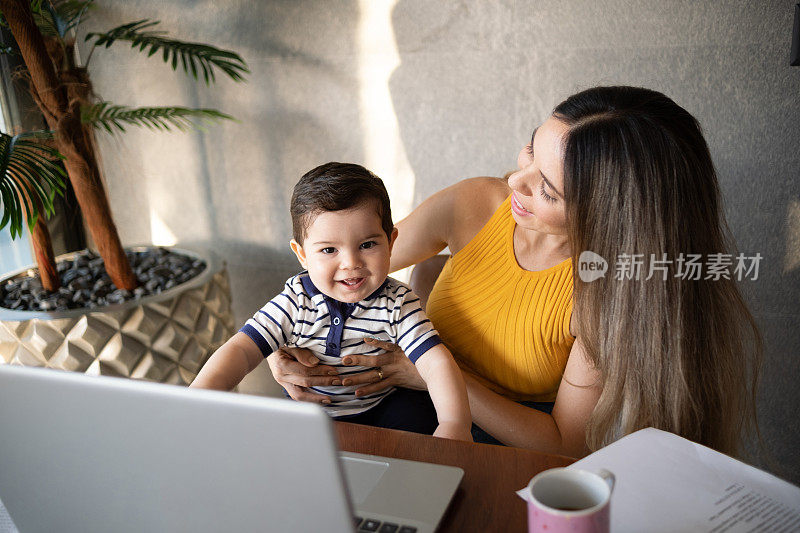 母亲在家里和她的小儿子玩