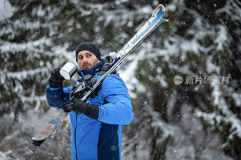 年轻的滑雪者穿过雪原森林。