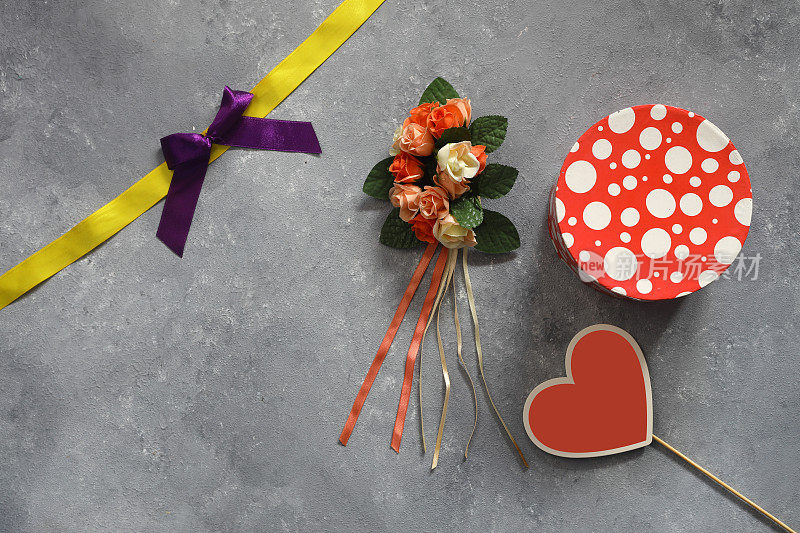 情人节开心果心形礼盒上嵌着小心形，上彩色背景，情人节贺卡-顶观概念。