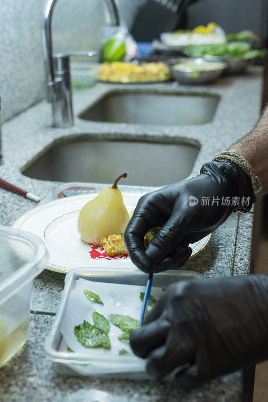 拉丁厨师的职业是雇佣在他的客人的房子准备美味的菜肴，他拿着其中一个在他的手中，看着镜头