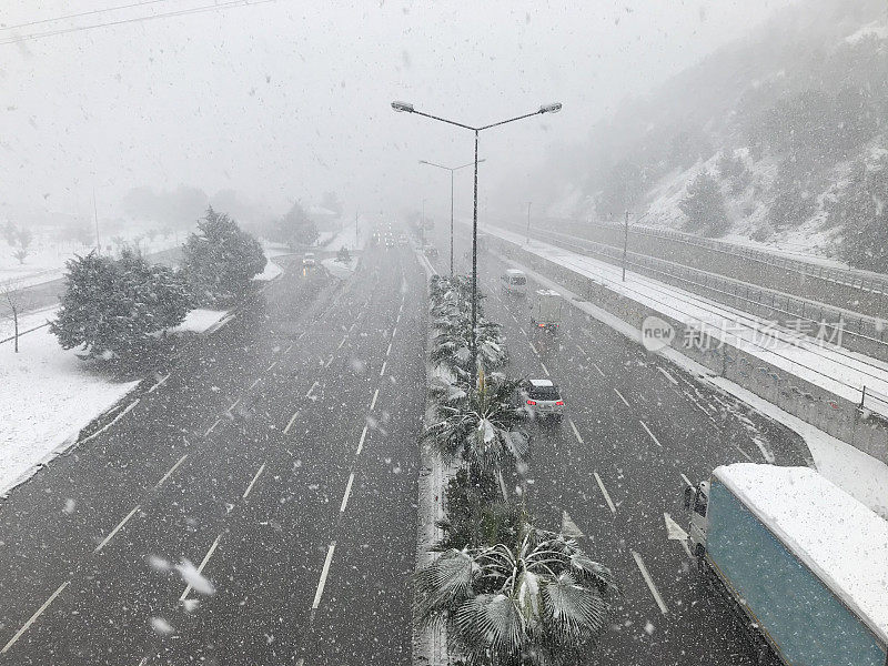 大雪覆盖了三顺的高速公路，汽车无法聚焦