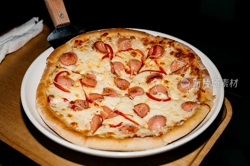 白盘子上的意大利香肠芝士披萨