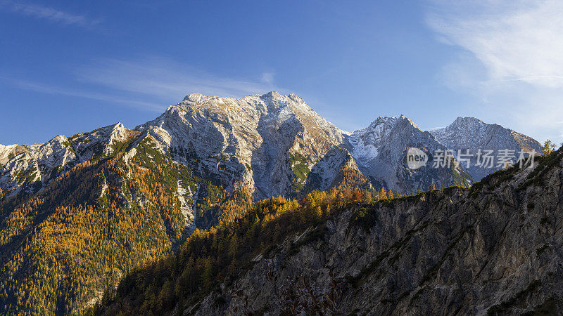 秋天的贝希特斯加登国家公园，可以看到Hochkalter山