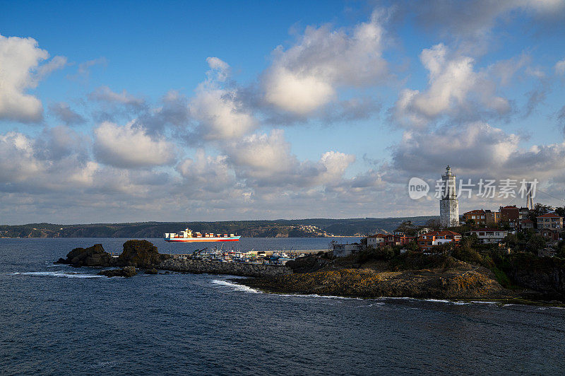 途经伊斯坦布尔博斯普鲁斯海峡的大型集装箱货轮