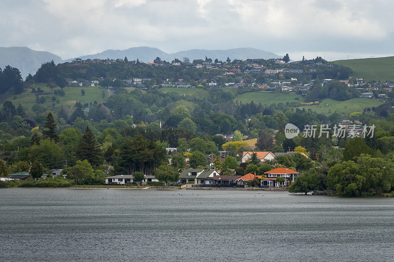 新西兰的罗托鲁阿湖和罗托鲁阿市
