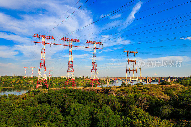 乌克兰萨波里吉亚的Khortytsia岛，横跨第聂伯河的高压电线