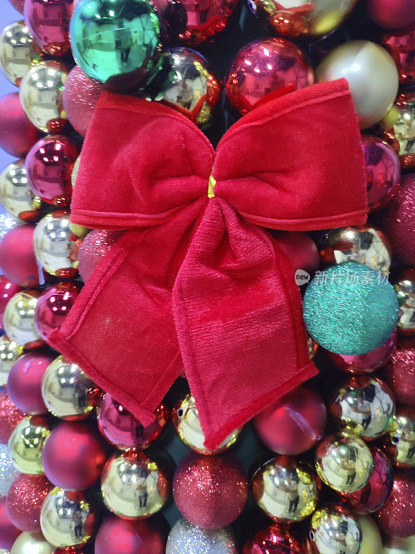 红色丝带和五颜六色的小玩意和圣诞树