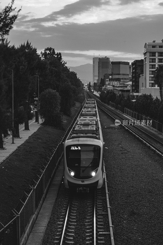 日落在İzmir地铁希拉勒站