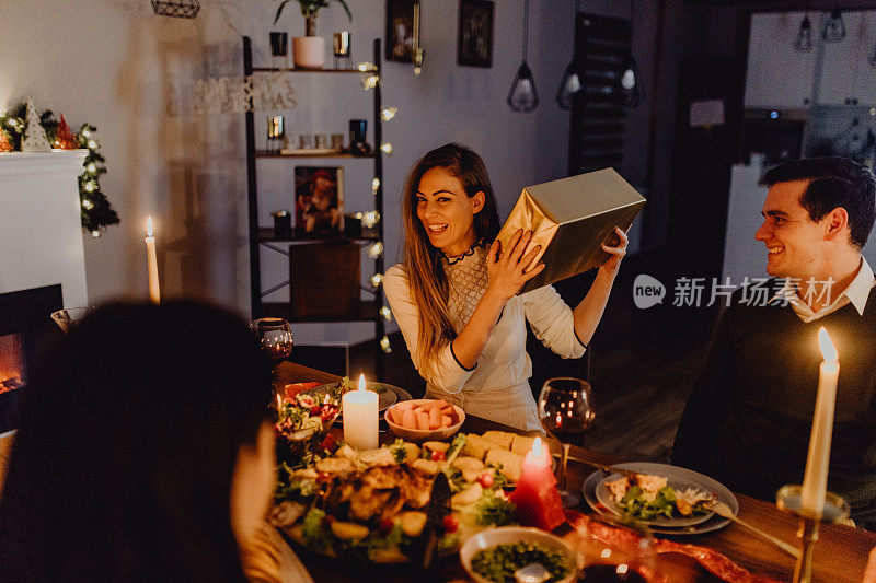 和朋友在家里吃年夜饭