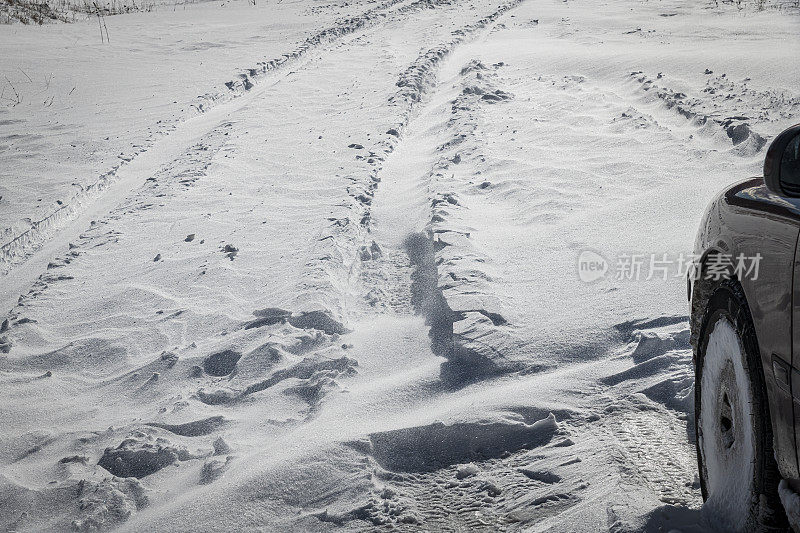 特写的汽车轮胎在冬天的雪道上，朱利安阿尔卑斯山，Primorska，斯洛文尼亚，欧洲