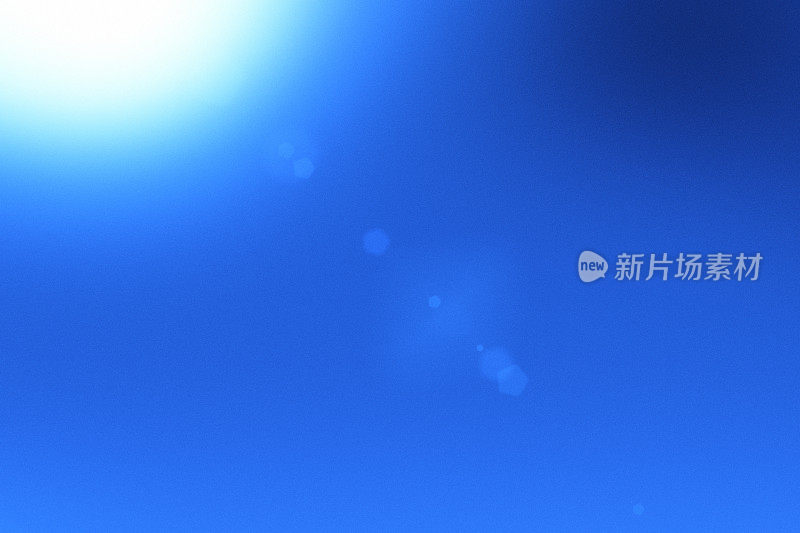 深蓝的夏日天空，太阳和透镜耀斑