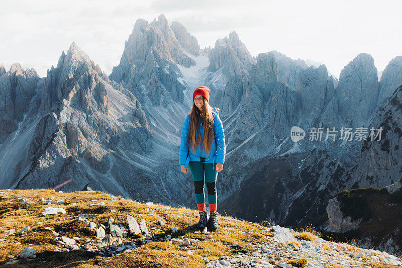 年轻的女性背包客在风景优美的山脉徒步旅行在白云石阿尔卑斯山