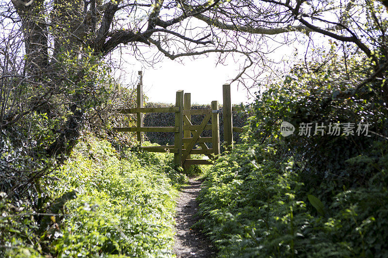 英国乡间通往大门的狭窄的公共人行道