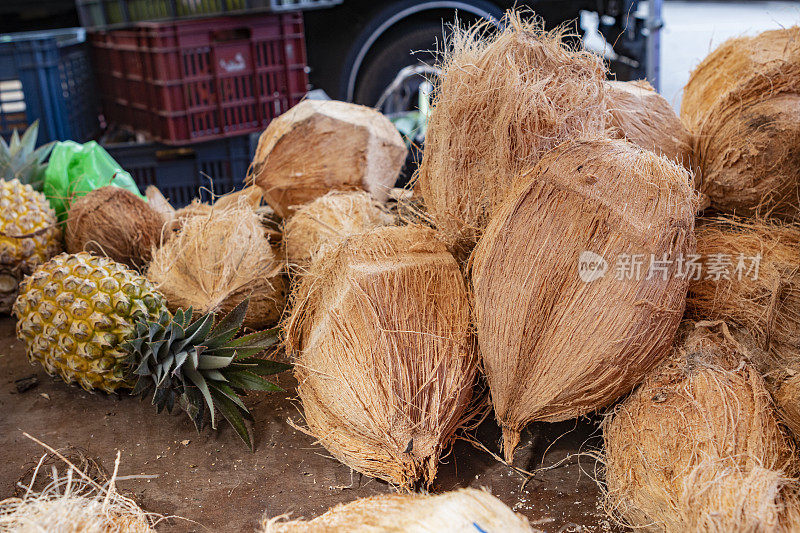 街边市场的椰子和菠萝