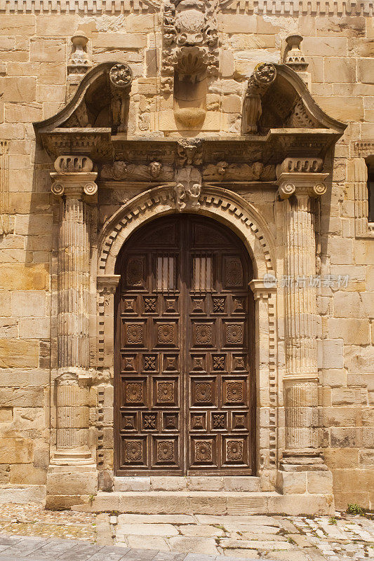 Gijón，西班牙阿斯图里亚斯，古老的木雕门和石质门廊。