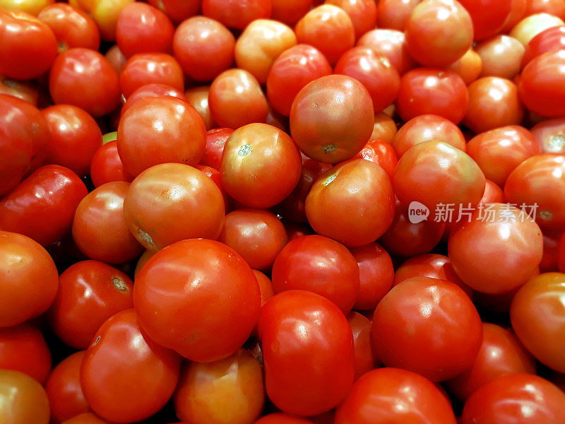 红番茄蔬菜背景在当地超市