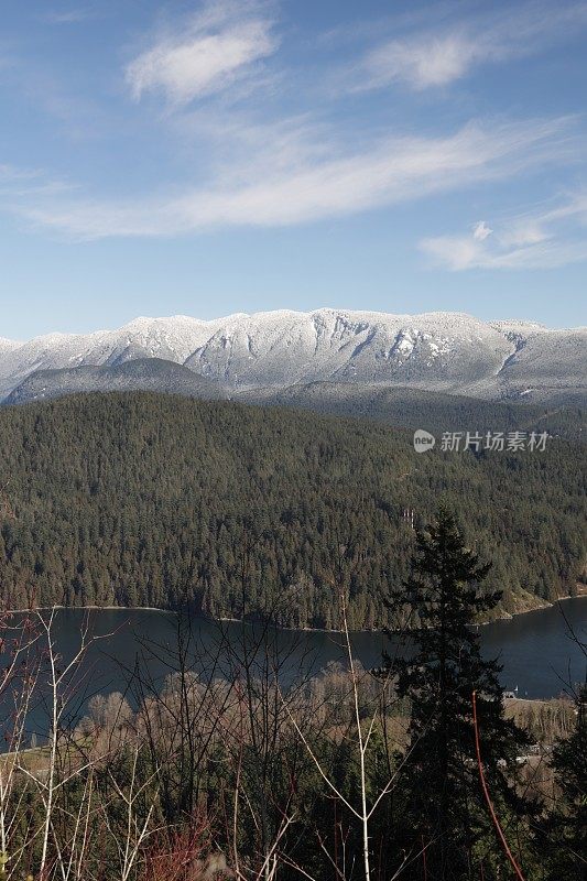 冬天的伯拉德湾，穆迪港和不列颠哥伦比亚海岸山脉