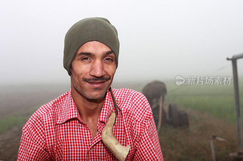 冬天，贫穷的农民在户外微笑的肖像