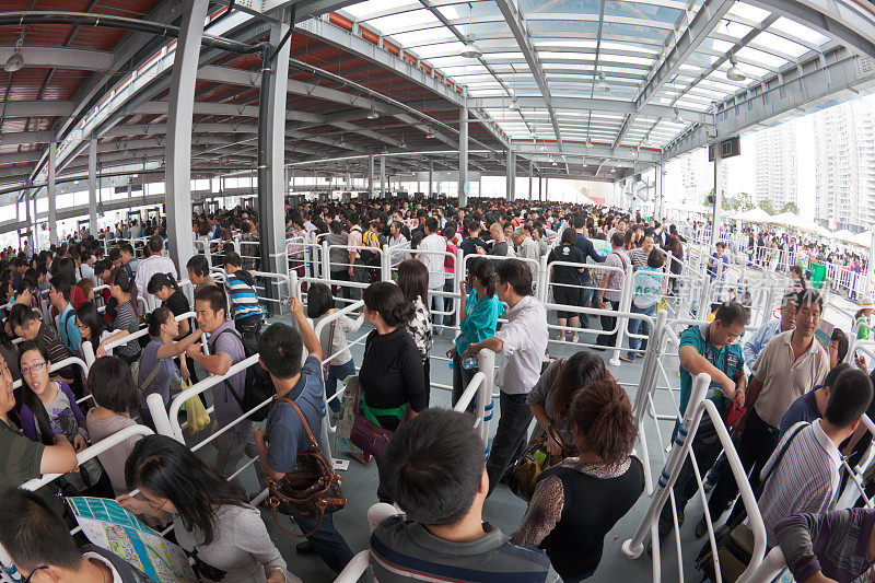 人群在上海世博会的入口处排队