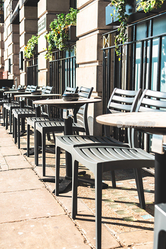 伦敦街头一家餐馆里的空椅子