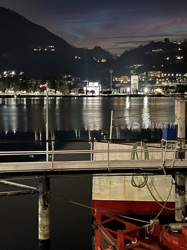 夜间停泊在莱克港