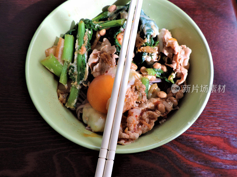 泡菜、鸡蛋、小松炒猪肉