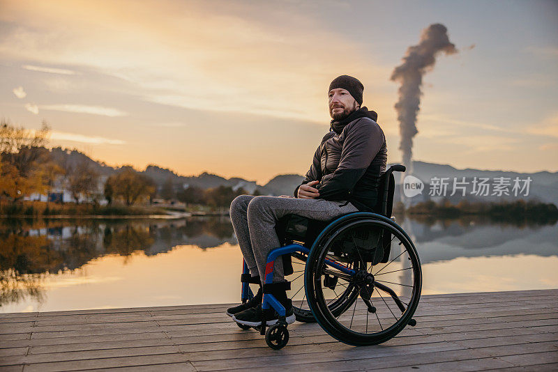 日落时分坐在轮椅上的人