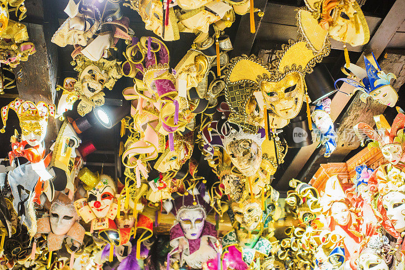 威尼斯的面具。商店橱窗上的彩色威尼斯面具。在威尼斯狂欢节。在意大利旅游。庆祝的气氛。节日的背景。风格和时尚