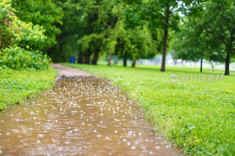 下雨时的小镇美国公园-美国中西部在春天天气和季节照片系列