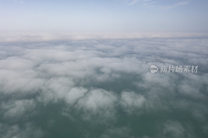 海雾。云在海中。海上有雾的天气。俯瞰大海。