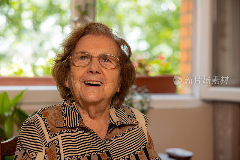 94岁的白人老年女性微笑着看着镜头的照片