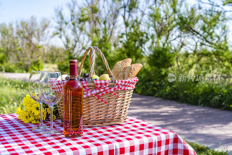 户外野餐篮里装着食物和葡萄酒