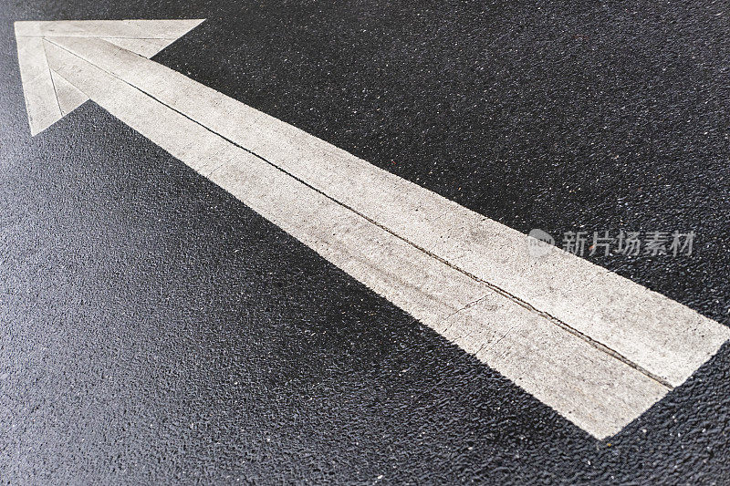 道路上的箭头指示车道的方向