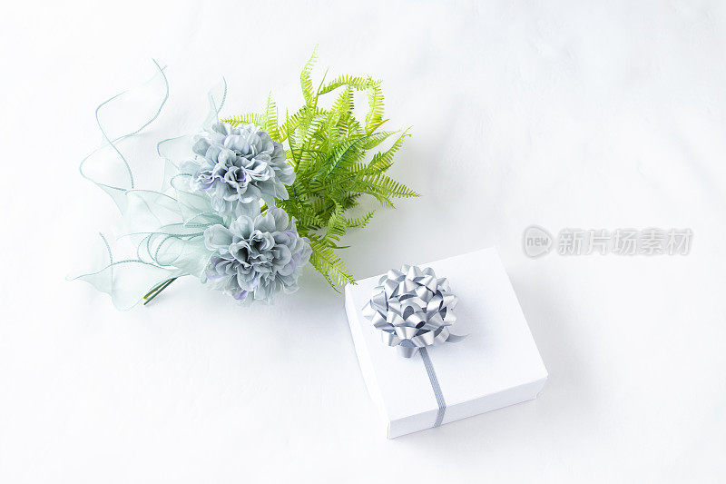 蓝灰色大丽花花束和礼物