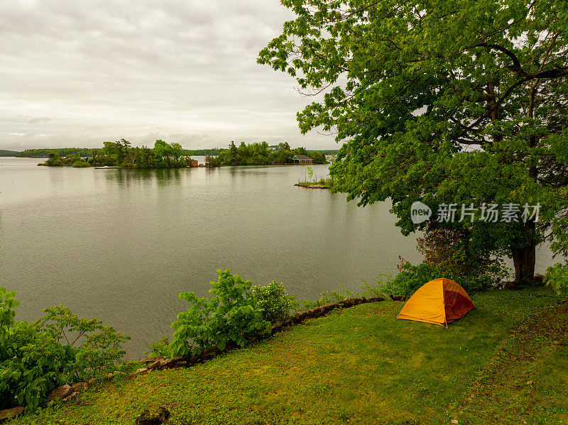 在纽约州和加拿大安大略省的千岛湖畔露营探险