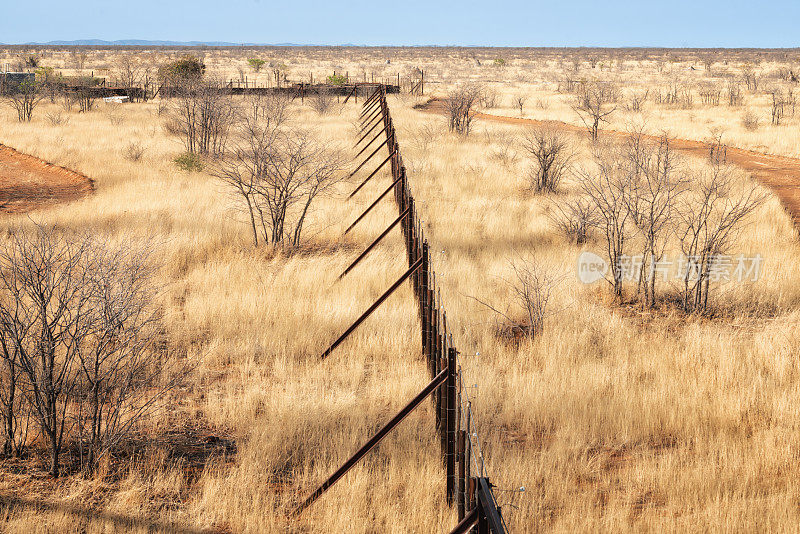 非洲纳米比亚埃托沙国家公园里的Olifantsrus营地的栅栏