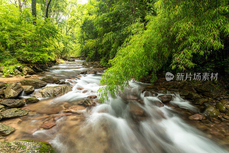 山涧溪流