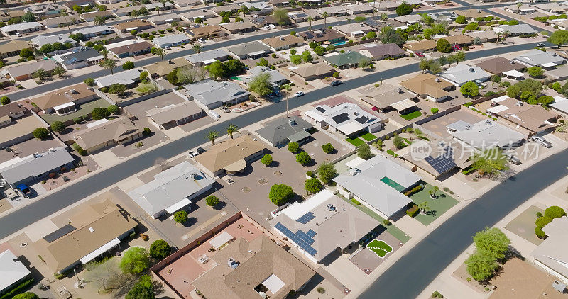 亚利桑那州太阳城的房屋的高角度航拍