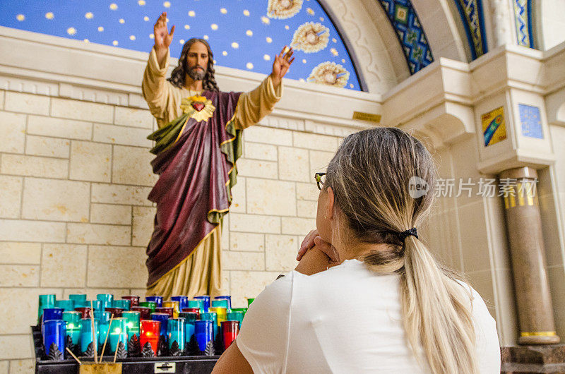 成熟的女人在耶稣面前祈祷