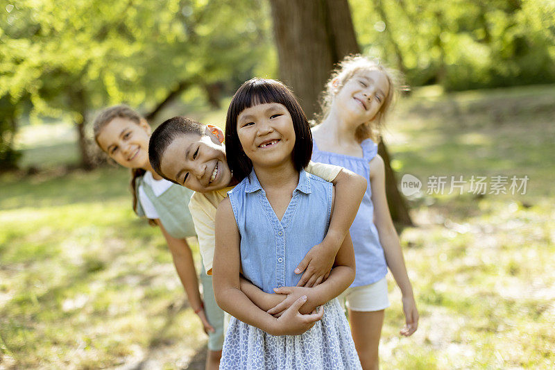 一群亚洲和白种人的孩子在公园里玩耍