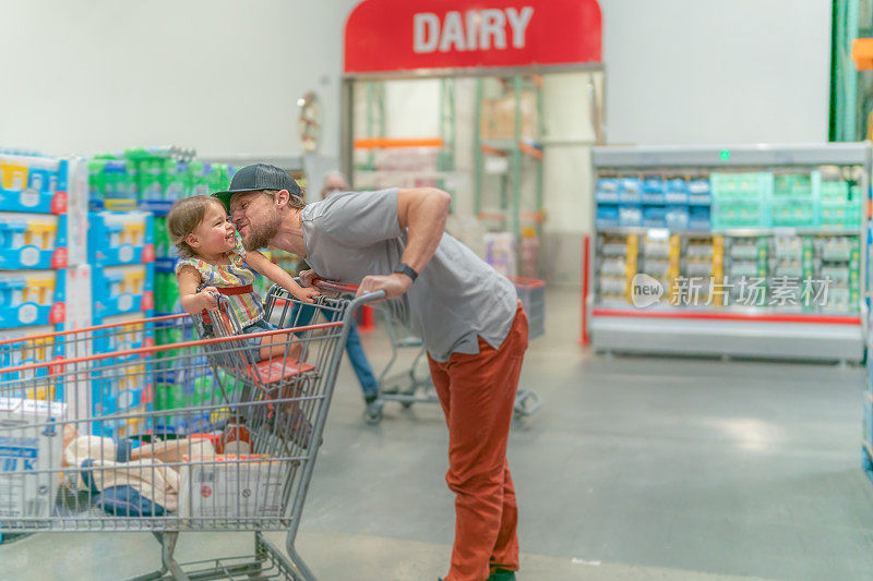 深情的爸爸在购物时给了女儿一个吻