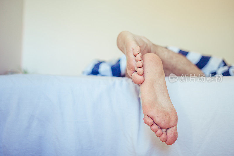 一个男人睡觉的特写镜头，男人的脚
