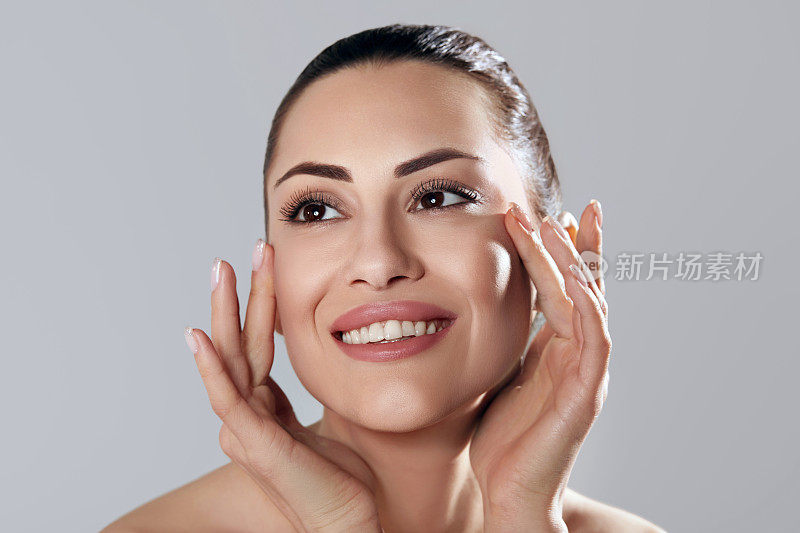 皮肤护理。美丽的女人，健康光滑干净的皮肤。美容面部护理。面部treatment.Cosmetology.Spa。