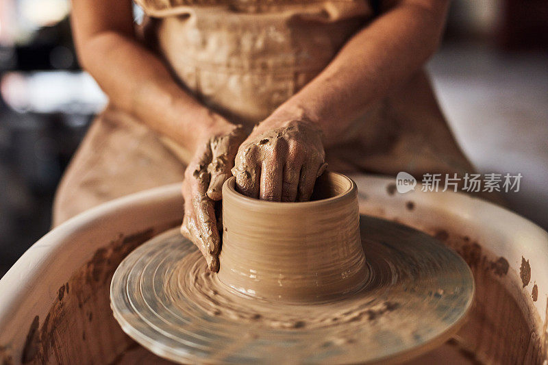 一位富有创造力的女性在她的家庭作坊里工作，制作工艺品，享受她的爱好。专业陶工在工作室内塑造湿粘土，形成艺术装饰产品